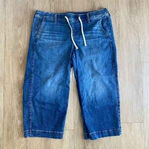 Torrid Dark Blue Wash Denim Capri w/ Stretchy Waistband